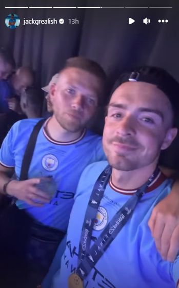 Para pemain Manchester City langsung berpesta usai meraih gelar Liga Champions. Ada Jack Grealish yang dugem, hingga Erling Haaland menghisap cerutu!