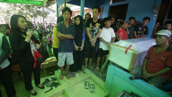 Karolin Serahkan Jenazah Dapit Kepada Pihak Keluarga