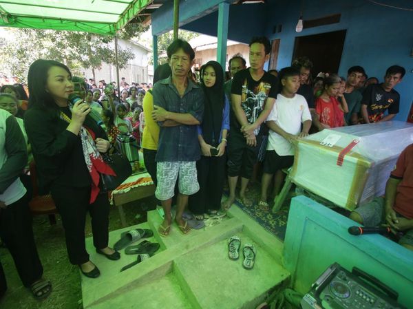 Karolin Serahkan Jenazah Dapit Kepada Pihak Keluarga