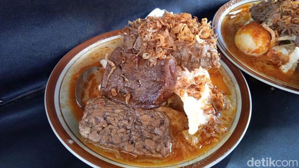 Ketupat Betawi Legendaris Lebih dari 50 Tahun Ini Juara Sedepnye!