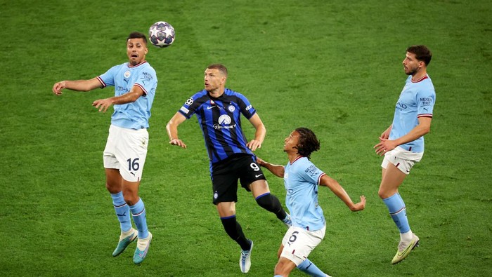 ISTANBUL, TURKEY - JUNE 10: Rodri of Manchester City and Edin Dzeko of FC Internazionale battle for a header during the UEFA Champions League 2022/23 final match between FC Internazionale and Manchester City FC at Atatuerk Olympic Stadium on June 10, 2023 in Istanbul, Turkey. (Photo by Alex Grimm/Getty Images)