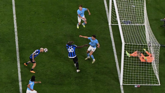 TOPSHOT - Inter Milans Italian defender #32 Federico Dimarco (L) attempts a shot on goal, but has it saved during the UEFA Champions League final football match between Inter Milan and Manchester City at the Ataturk Olympic Stadium in Istanbul, on June 10, 2023. (Photo by Ozan KOSE / AFP) (Photo by OZAN KOSE/AFP via Getty Images)