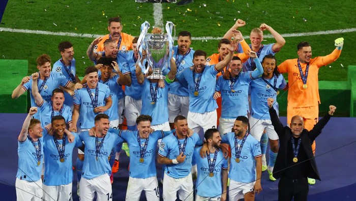 Soccer Football - Champions League Final - Manchester City v Inter Milan - Ataturk Olympic Stadium, Istanbul, Turkey - June 10, 2023 Manchester Citys Ilkay Gundogan celebrates with the trophy and teammates after winning the Champions League REUTERS/Umit Bektas
