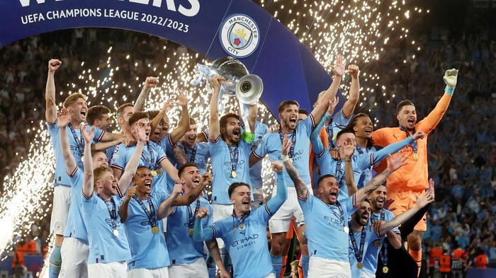 Soccer Football - Champions League Final - Manchester City v Inter Milan - Ataturk Olympic Stadium, Istanbul, Turkey - June 11, 2023 Manchester Citys Ilkay Gundogan celebrates with the trophy and teammates after winning the Champions League REUTERS/Murad Sezer     TPX IMAGES OF THE DAY