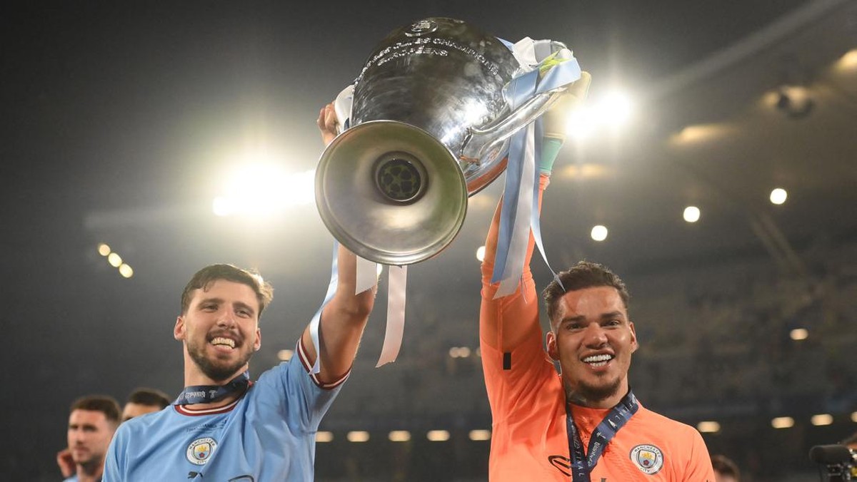 Ederson (kanan), kiper Man City. Foto: AFP via Getty Images/FRANCK FIFE