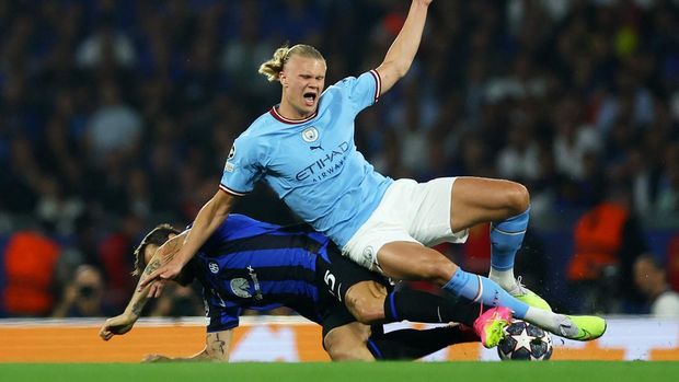 Soccer Football - Champions League Final - Manchester City v Inter Milan - Ataturk Olympic Stadium, Istanbul, Turkey - June 10, 2023 Manchester City's Erling Braut Haaland in action with Inter Milan's Francesco Acerbi REUTERS/Matthew Childs