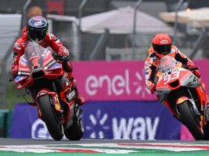 Mereka yang Dibikin Kesal dengan Aksi Towing Marc Marquez Mereka yang Dibikin Kesal dengan Aksi Towing Marc Marquez