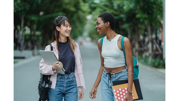 Mengenal cara cerdas untuk terlibat pembicaraan dengan orang asing/pexels/Zen Chung Ilustrasi dua orang perempuan yang terlihat terlibat percakapan.