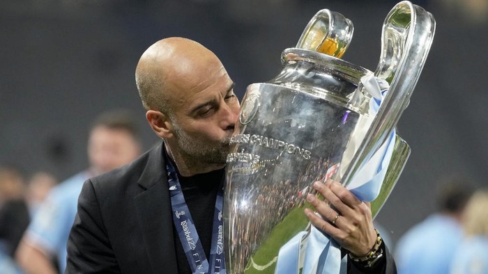 Manchester City's head coach Pep Guardiola kisses the trophy after winning the Champions League final soccer match between Manchester City and Inter Milan at the Ataturk Olympic Stadium in Istanbul, Turkey, Sunday, June 11, 2023. Manchester City won 1-0. (AP Photo/Francisco Seco)