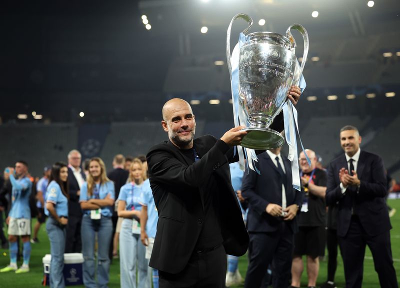 pep guardiola manchester city liga champions manchester city juara liga champions manchester city treble winners ISTANBUL, TURKEY - JUNE 10: Manchester City manager Pep Guardiola lifts the trophy during the UEFA Champions League 2022/23 final match between FC Internazionale and Manchester City FC at Atatuerk Olympic Stadium on June 10, 2023 in Istanbul, Turkey. (Photo by Ian MacNicol/Getty Images)