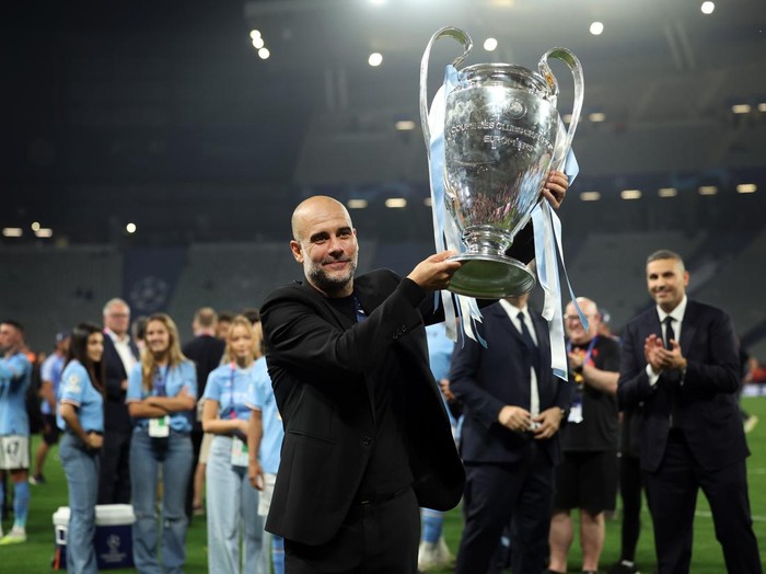 ISTANBUL, TURKEY - JUNE 10: Manchester City manager Pep Guardiola lifts the trophy during the UEFA Champions League 2022/23 final match between FC Internazionale and Manchester City FC at Atatuerk Olympic Stadium on June 10, 2023 in Istanbul, Turkey. (Photo by Ian MacNicol/Getty Images)