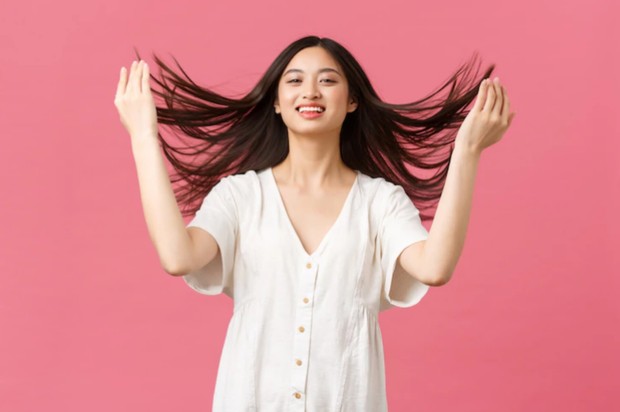 Potret ilustrasi menyisir rambut dengan jari