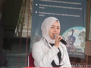 Isi Bisikan Simon Cowell pada Putri Ariani Usai Dapat Golden Buzzer Isi Bisikan Simon Cowell pada Putri Ariani Usai Dapat Golden Buzzer