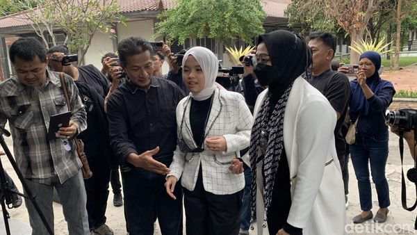 Potret Putri Ariani Sang Golden Buzzer AGT 2023 Disambut Sekolahnya SMM Jogja