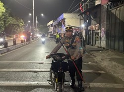 Momen Lucu Pebalap Liar Engkol Motor yang Mogok Saat Razia di Surabaya