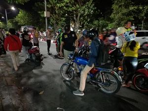 Dibantu Polisi Hidupkan Motornya yang Mogok, Pemuda Ini Malah Minta Ampun Dibantu Polisi Hidupkan Motornya yang Mogok, Pemuda Ini Malah Minta Ampun