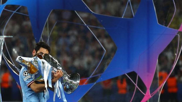 Soccer Football - Champions League Final - Manchester City v Inter Milan - Ataturk Olympic Stadium, Istanbul, Turkey - June 11, 2023 Manchester City's Ilkay Gundogan celebrates with the trophy after winning the Champions League REUTERS/Molly Darlington