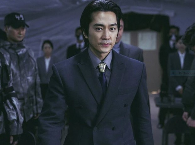 Song Seung Heon di Black Knight/ Foto: instagram.com/netflixkr/ Song Seung Heon di Black Knight/ Foto: instagram.com/netflixkr/