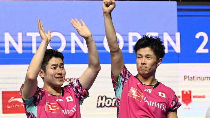 Takuro Hoki/Yugo Kobayashi juara ganda putra di Singapore Open 2023 (Foto: AFP via Getty Images/ROSLAN RAHMAN)