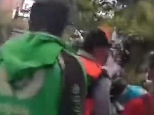 Viral Debat Ojol Vs Dishub Makassar gegara Ditegur Parkir di Tengah Jalan Viral Debat Ojol Vs Dishub Makassar gegara Ditegur Parkir di Tengah Jalan