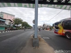 Tiang JPO di Tengah Jalan Wonokromo Kerap Ancam Nyawa Pengendara
