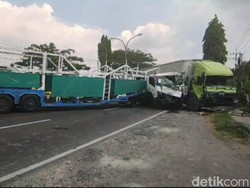 Trailer Adu Banteng dengan Truk Kecap di Lamongan, Arus Lalin Macet Parah!