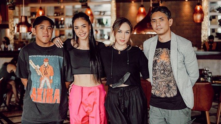 Adinia Wirasti Bersama Kakak-kakaknya