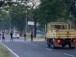 Upaya Polisi Cegah Aksi Remaja Cegat Truk di Suramadu arah Surabaya