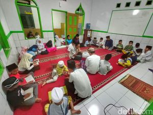 Wajah Berseri Guru Ngaji di Kabupaten Bandung