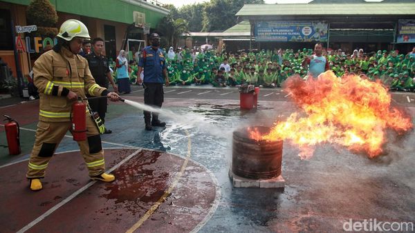 Anak TK-SD Antusias Ikuti Simulasi Siaga Bencana Kebakaran