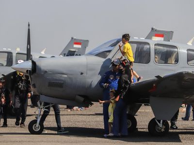 Antusias Warga Lihat Pameran Militer di Lanud Juanda Surabaya