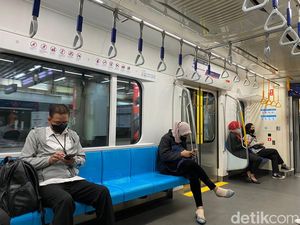 Jakarta Berpolusi Jadi Alasan Pengguna MRT Pilih Tetap Bermasker Jakarta Berpolusi Jadi Alasan Pengguna MRT Pilih Tetap Bermasker