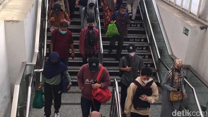 Aturan wajib memakai masker masih dipraktekkan di kereta rel listrik (KRL). Para pengguna KRL menampilkan bermacam-macam balasan atas kebijakan tersebut. (Magdalena HNG/detikcom)