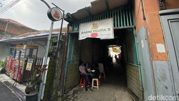 Ngumpet dalam Gang, Warung Bakmi Ayam Ini Sudah Eksis Sejak 1998