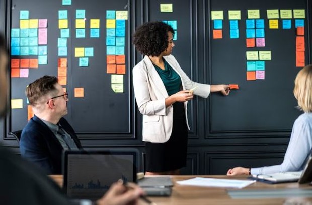 Bekerja dalam kelompok kecil. foto freepik.com: rawpixel.com