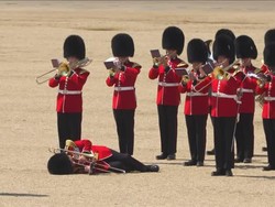 Detik-detik Prajurit Pingsan di Depan Pangeran William saat Latihan Parade