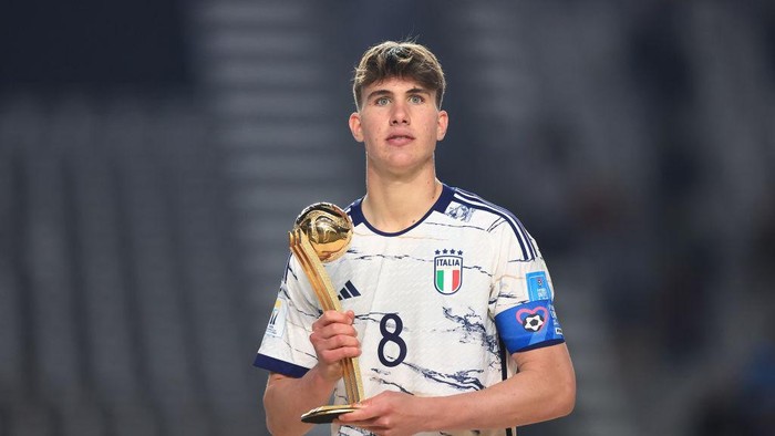 LA PLATA, ARGENTINA - JUNE 11: Cesare Casadei of Italy poses for a photo with the Adidas Golden Ball Trophy during the FIFA U-20 World Cup Argentina 2023 Final match between Italy and Uruguay at Estadio La Plata on June 11, 2023 in La Plata, Argentina. (Photo by Buda Mendes - FIFA/FIFA via Getty Images)