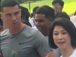 Viral Video Cristiano Ronaldo Digandeng Wanita di Singapura, Netizen Kesal