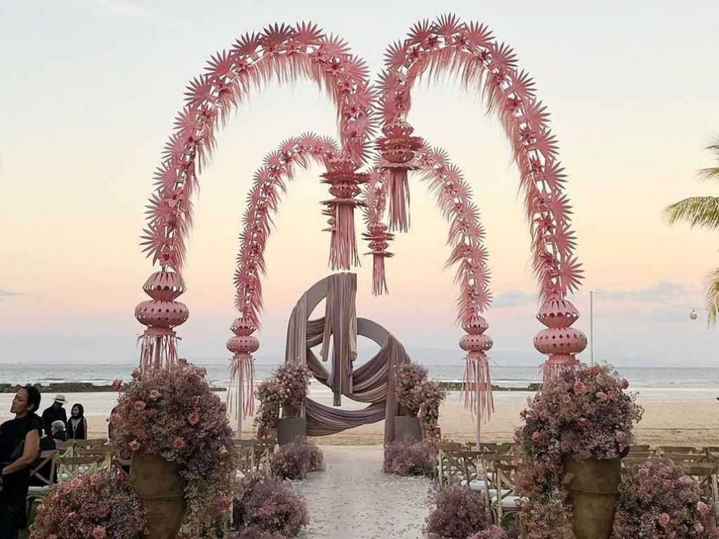 7 Foto Dekorasi Unik di Pernikahan Adinia Wirasti, Ada Janur Pink 7 Foto Dekorasi Unik di Pernikahan Adinia Wirasti, Ada Janur Pink