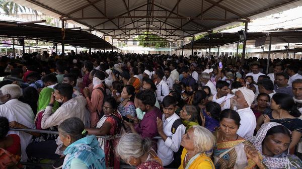 Potret Warga India Telan Ikan Hidup demi Obati Asma