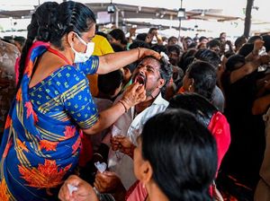 Potret Warga India Antre Telan Ikan Hidup, Diklaim Bisa Obati Asma Potret Warga India Antre Telan Ikan Hidup, Diklaim Bisa Obati Asma