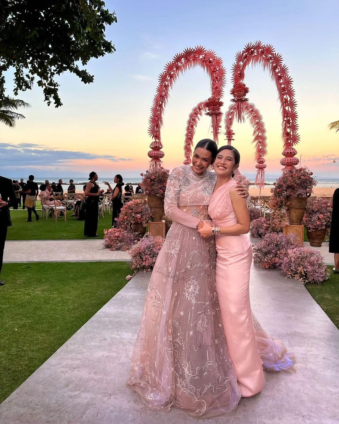 Dian Sastro jadi bridesmaid di pernikahan Adinia Wirasti