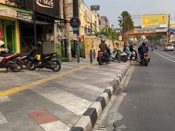 Trotoar Margonda Steril dari Parkir Liar, Ojol Nunggu Order di Mana Dong?