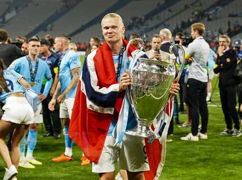 ISTANBUL, TURKEY - JUNE 10: Erling Haaland of Manchester City celebrates the UEFA Champions league title with his trophy after winning FC Internazionale during the UEFA Champions League 2022/23 final match between FC Internazionale and Manchester City FC at Atatuerk Olympic Stadium on June 10, 2023 in Istanbul, Turkey. (Photo by Daniela Porcelli/Eurasia Sport Images/Getty Images)