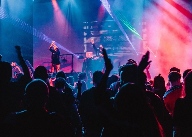 Etika Menonton Konser / Foto : Pinterest.com/reisyguedes Etika Menonton Konser / Foto : Pinterest.com/reisyguedes