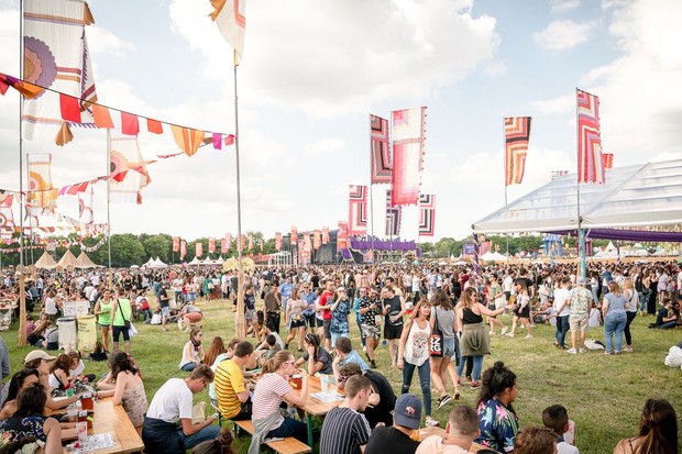 Etika Menonton Konser / Foto : Pinterest.com/welovegreen Etika Menonton Konser / Foto : Pinterest.com/welovegreen