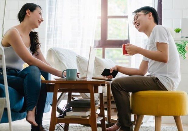 Perempuan dan pria sedang  berbincang