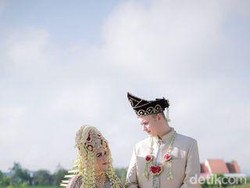 Kisah Cinta Bule London Viral Nikahi Gadis Banjar, Antusias Ikut Upacara Adat