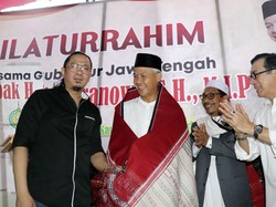 Syekh Ali Akbar Marbun dan Paulus Sinambela Ulosi Ganjar Pranowo