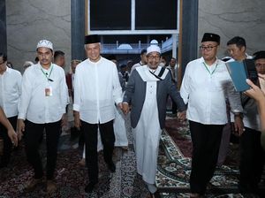 Silaturahmi ke Ponpes di Medan, Ganjar Diajak Nari Tor-tor-Tanam Pohon